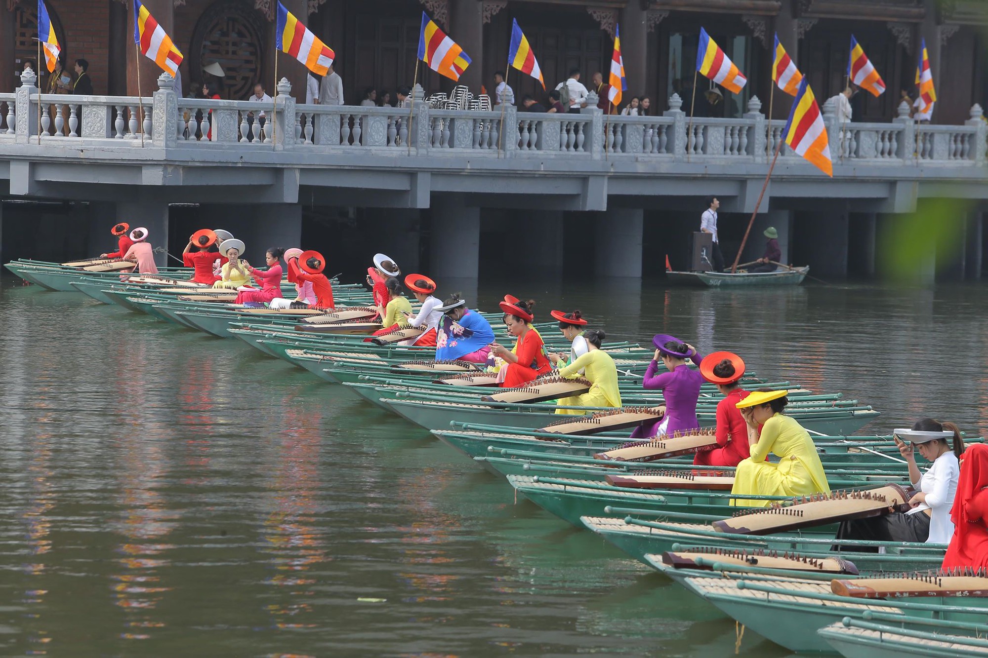 H&agrave;ng vạn người đổ về ch&ugrave;a Tam Ch&uacute;c mừng đại lễ Phật đản Vesak 2019 - Ảnh 18.