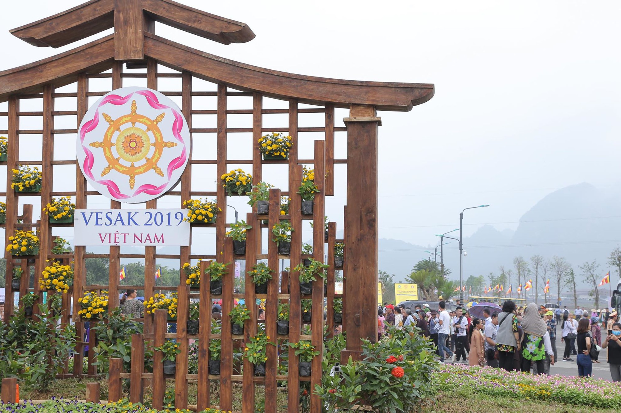 H&agrave;ng vạn người đổ về ch&ugrave;a Tam Ch&uacute;c mừng đại lễ Phật đản Vesak 2019 - Ảnh 2.