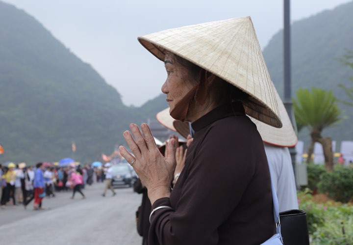 H&agrave;ng vạn người đổ về ch&ugrave;a Tam Ch&uacute;c mừng đại lễ Phật đản Vesak 2019 - Ảnh 13.