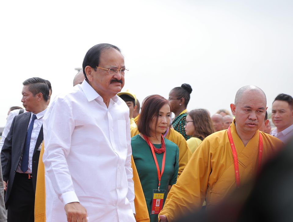 H&agrave;ng vạn người đổ về ch&ugrave;a Tam Ch&uacute;c mừng đại lễ Phật đản Vesak 2019 - Ảnh 19.