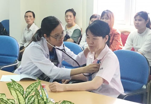 H&agrave; Nội: 600 c&ocirc;ng nh&acirc;n được kh&aacute;m, tư vấn sức khỏe - Ảnh 1.