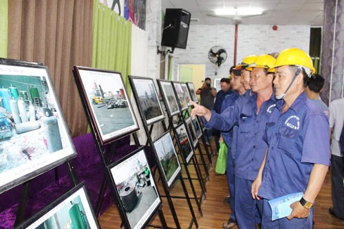 Triển l&atilde;m ảnh về an to&agrave;n lao động - Ảnh 1.