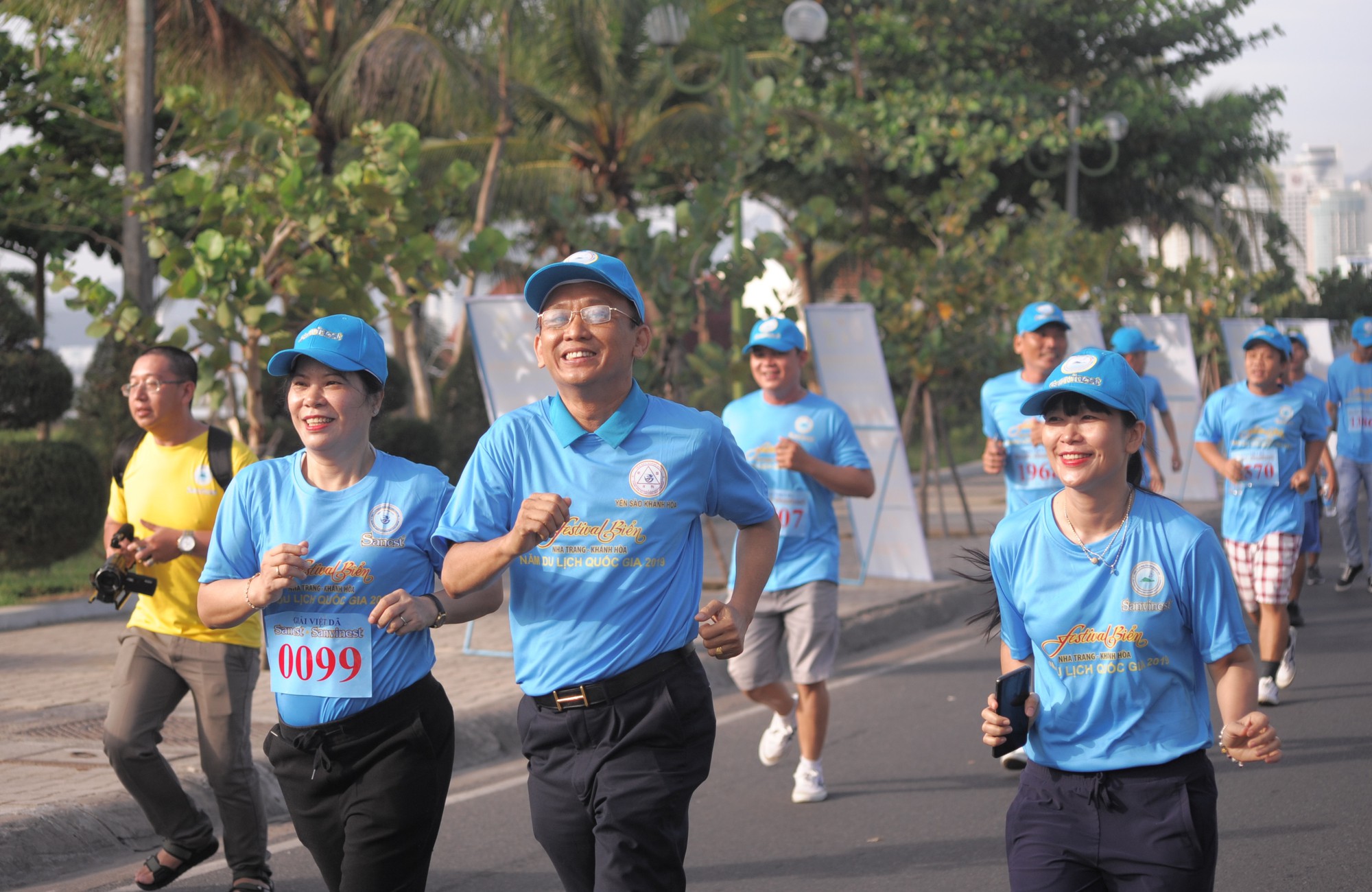 Giải việt d&atilde; 2.222 người của Yến s&agrave;o Kh&aacute;nh H&ograve;a lập kỷ lục Việt Nam - Ảnh 1.