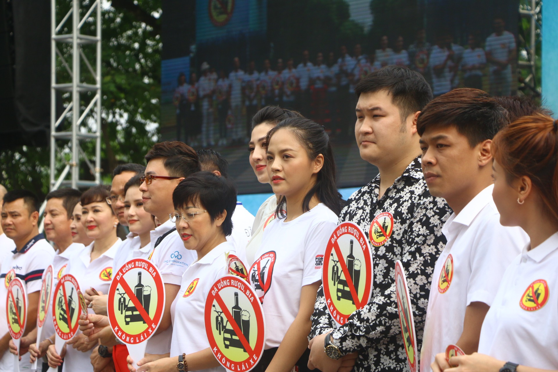 Ph&oacute; Thủ tướng c&ugrave;ng hơn 8 ng&agrave;n người đi bộ k&ecirc;u gọi Đ&atilde; uống rượu bia - Kh&ocirc;ng l&aacute;i xe - Ảnh 10.