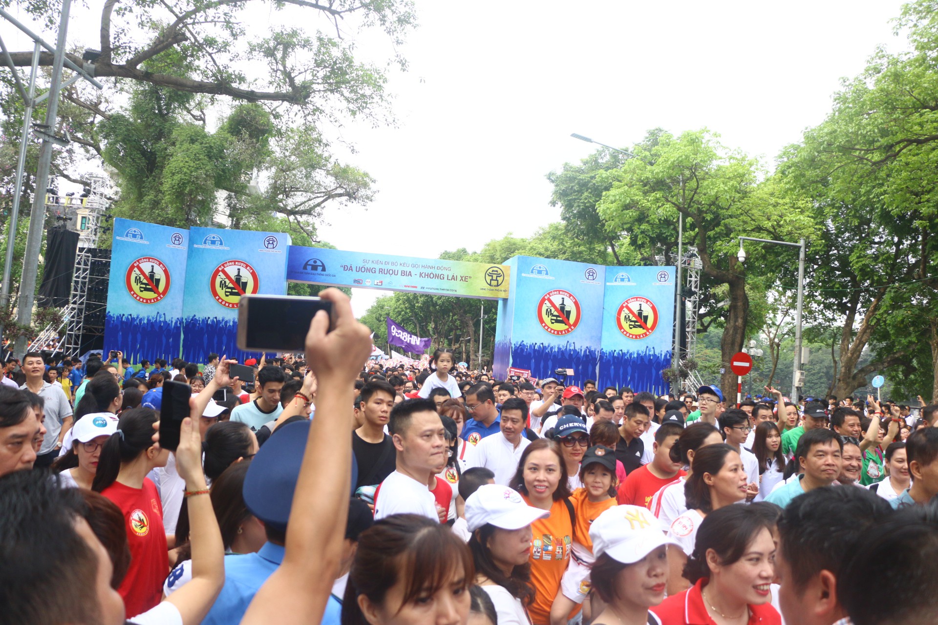 Ph&oacute; Thủ tướng c&ugrave;ng hơn 8 ng&agrave;n người đi bộ k&ecirc;u gọi Đ&atilde; uống rượu bia - Kh&ocirc;ng l&aacute;i xe - Ảnh 8.