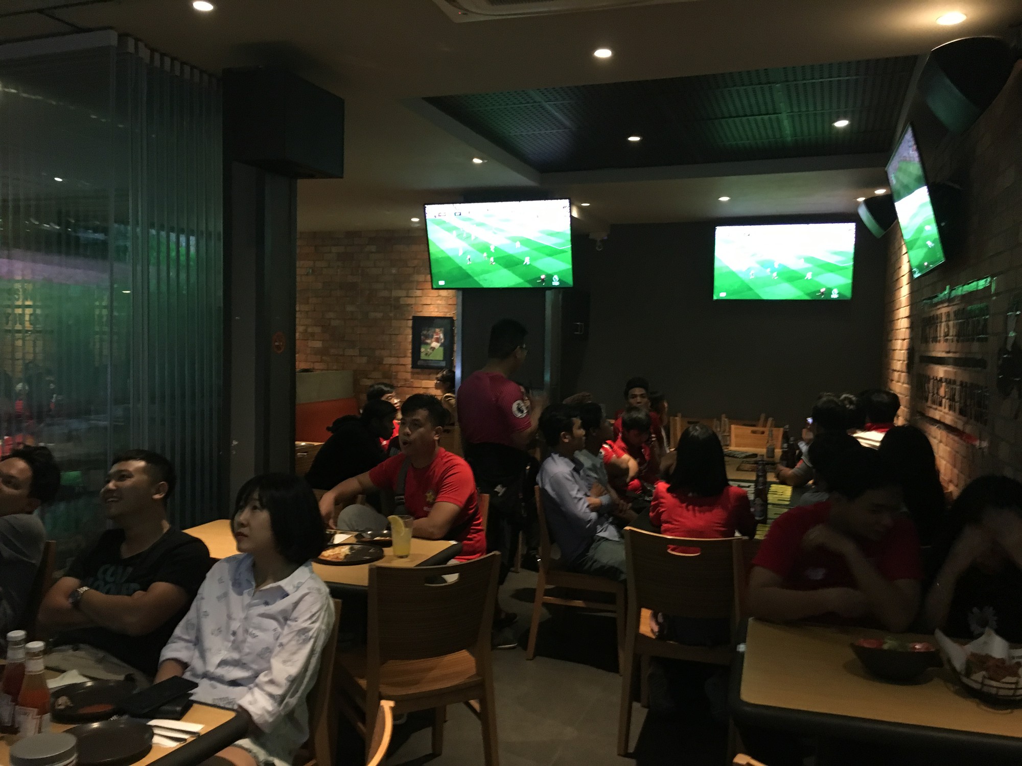Hội CĐV Liverpool tổ chức họp mặt chờ chiến thắng - Ảnh 1.