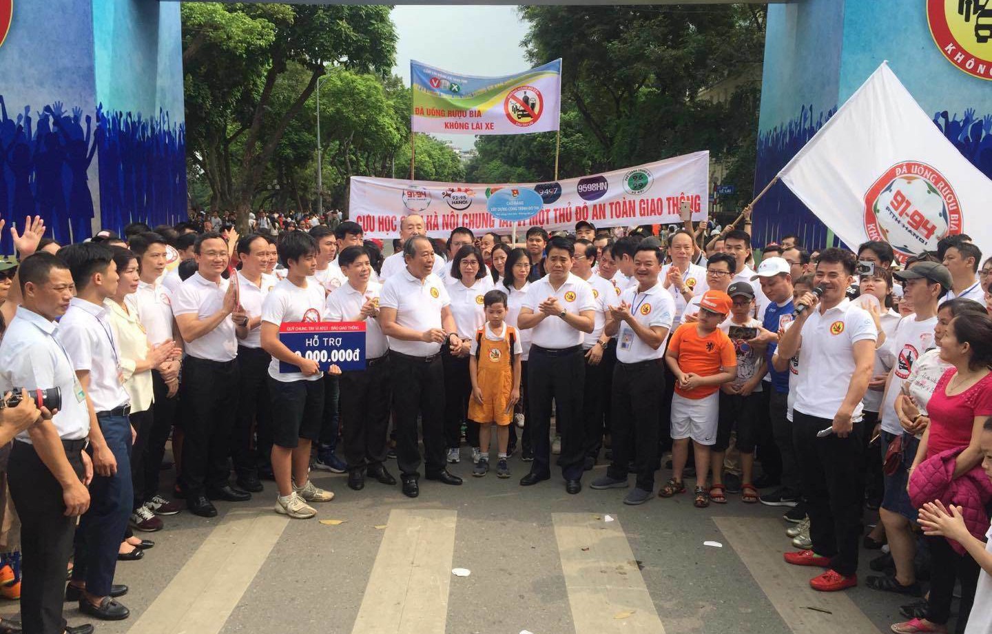 Phó Thủ tướng cùng hơn 8.000 người đi bộ kêu gọi "Đã uống rượu bia - Không lái xe"