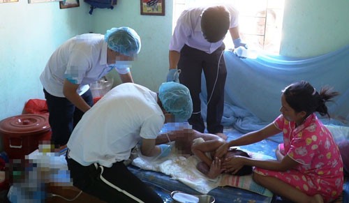 Vụ bác sĩ năn nỉ bố mẹ cứu bé 9 tuổi bị phỏng nặng: Gian nan đưa bé trở lại bệnh viện