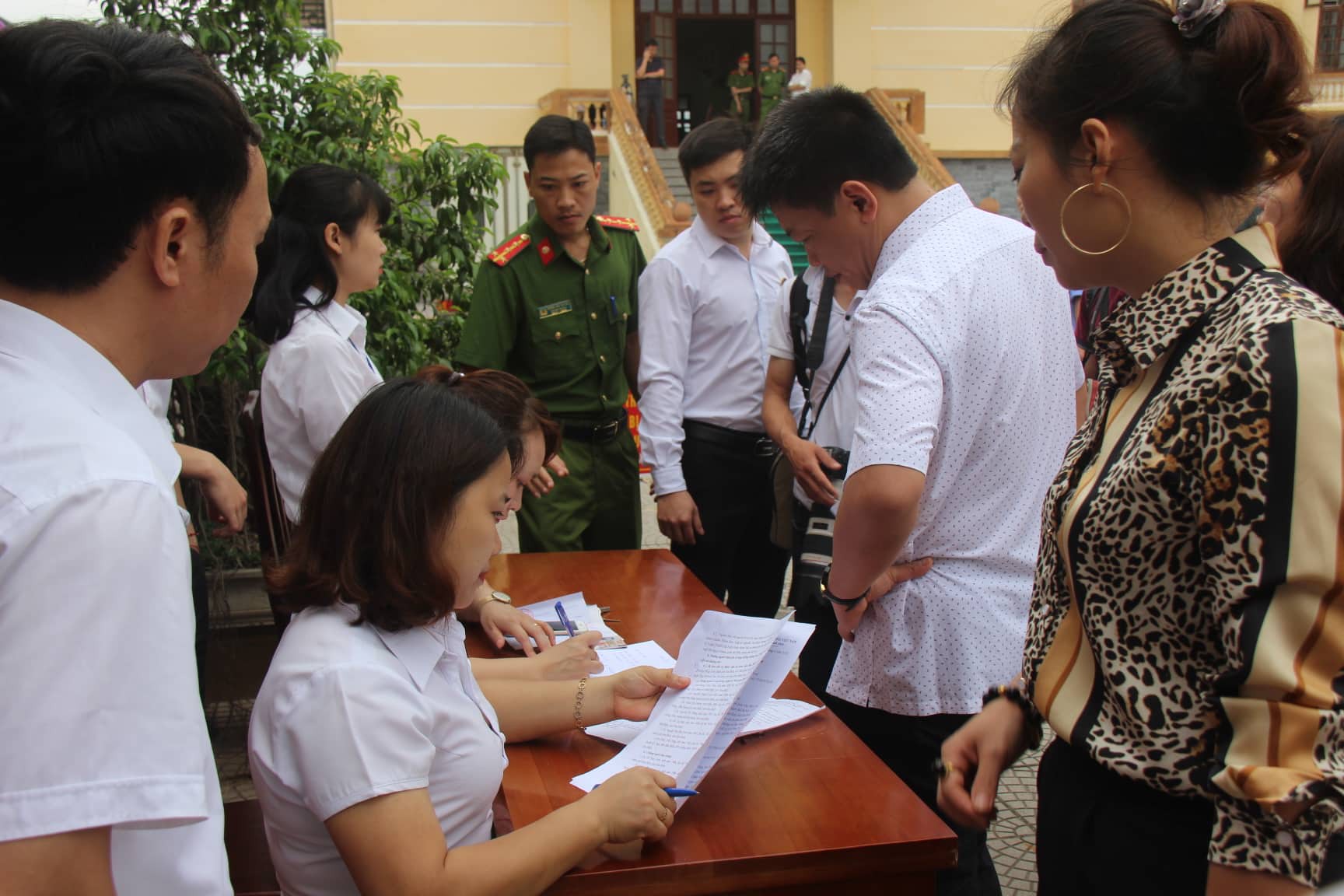 Ho&agrave;ng C&ocirc;ng Lương b&igrave;nh thản đến, t&ograve;a ph&uacute;c thẩm bất ngờ ho&atilde;n - Ảnh 2.