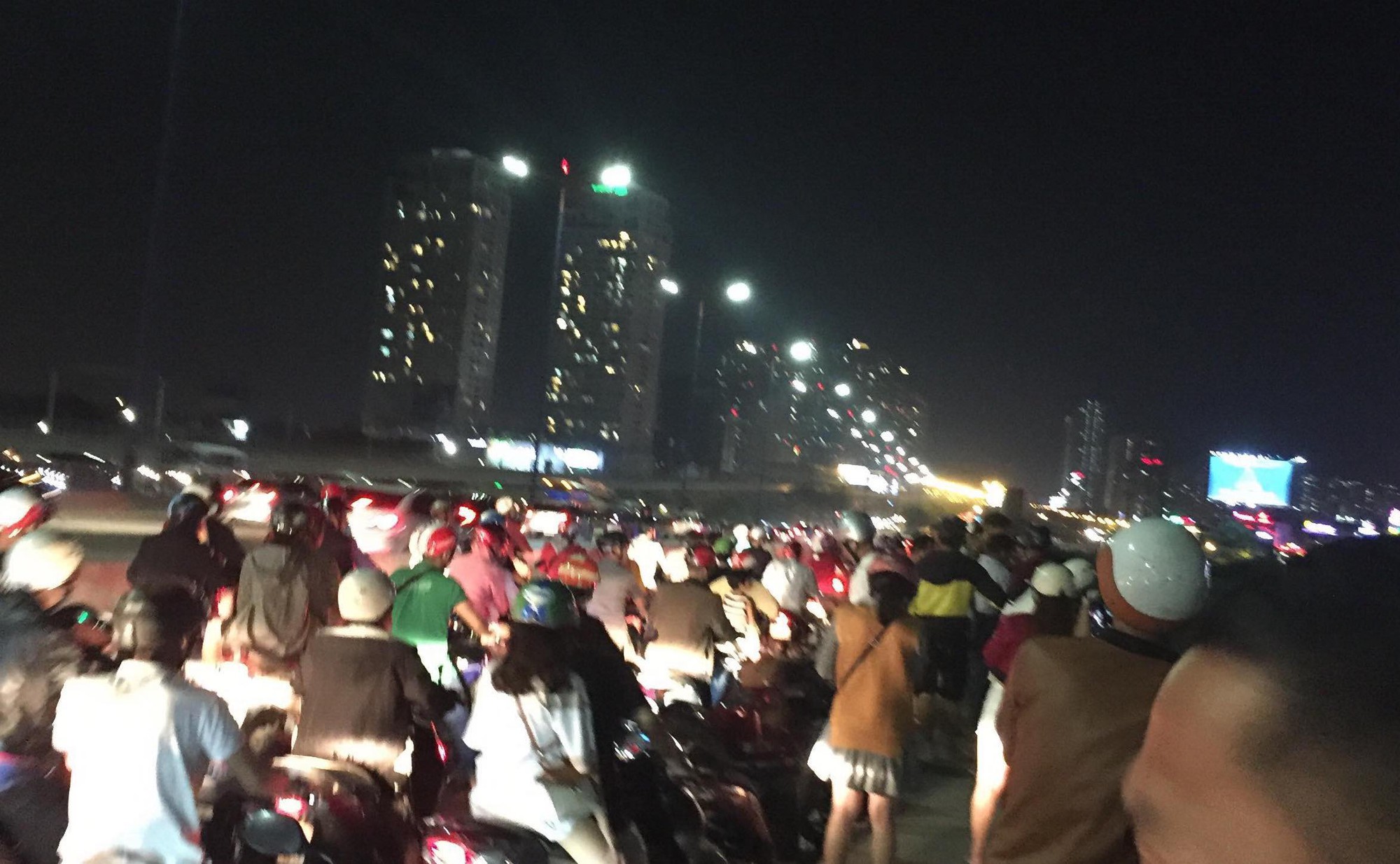 Đu lan can cầu S&agrave;i G&ograve;n, thanh ni&ecirc;n g&acirc;y n&aacute;o loạn - Ảnh 2.