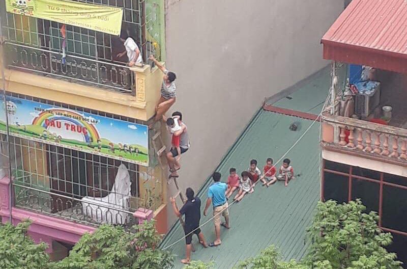 Cháy ở trường mầm non, người dân bắc thang giải cứu hàng chục trẻ