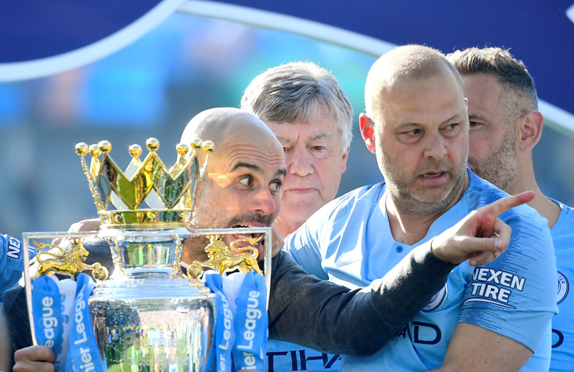 Tưng bừng đêm đăng quang, Man City rước cúp về Etihad - Ảnh 16.
