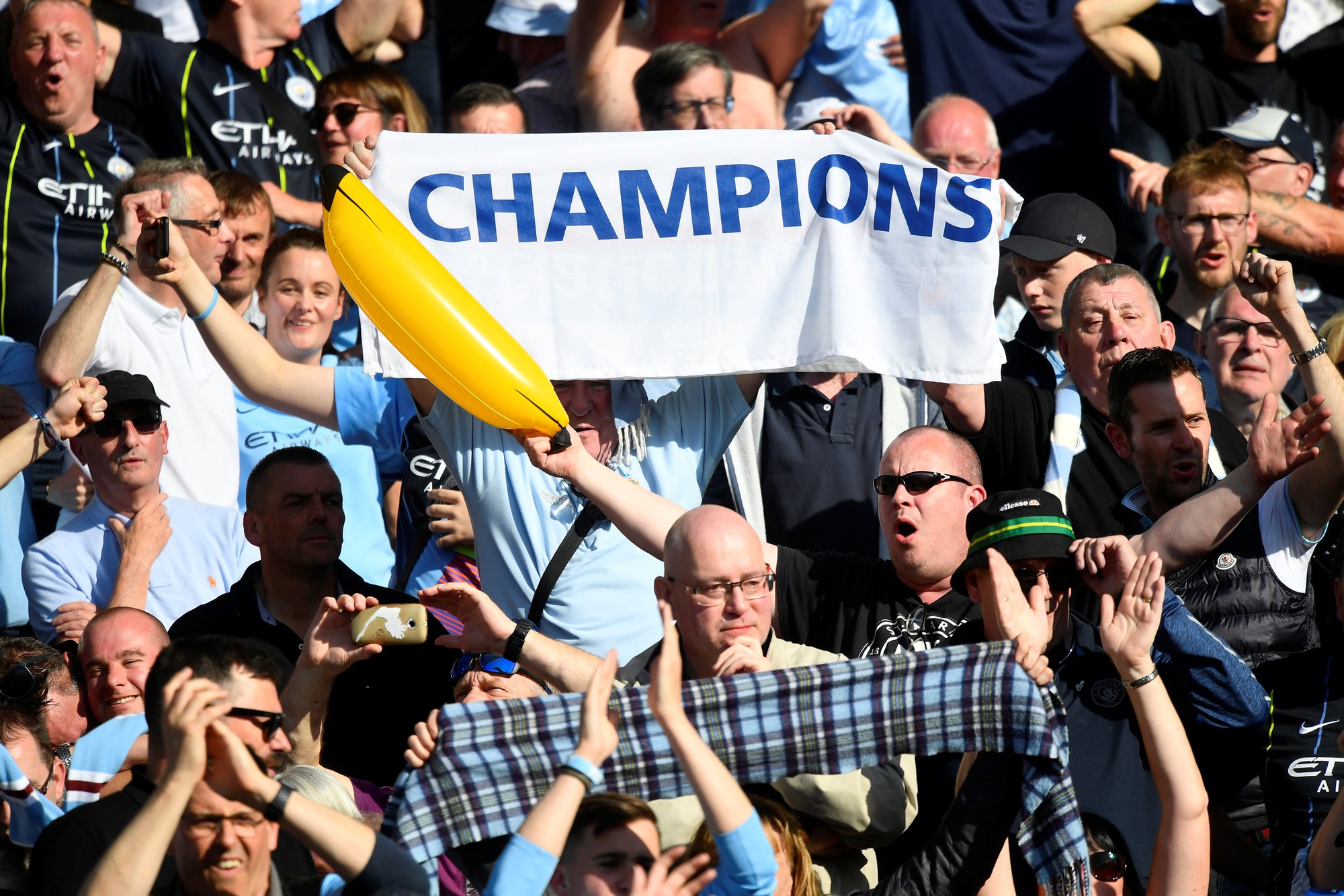 Tưng bừng đêm đăng quang, Man City rước cúp về Etihad - Ảnh 8.