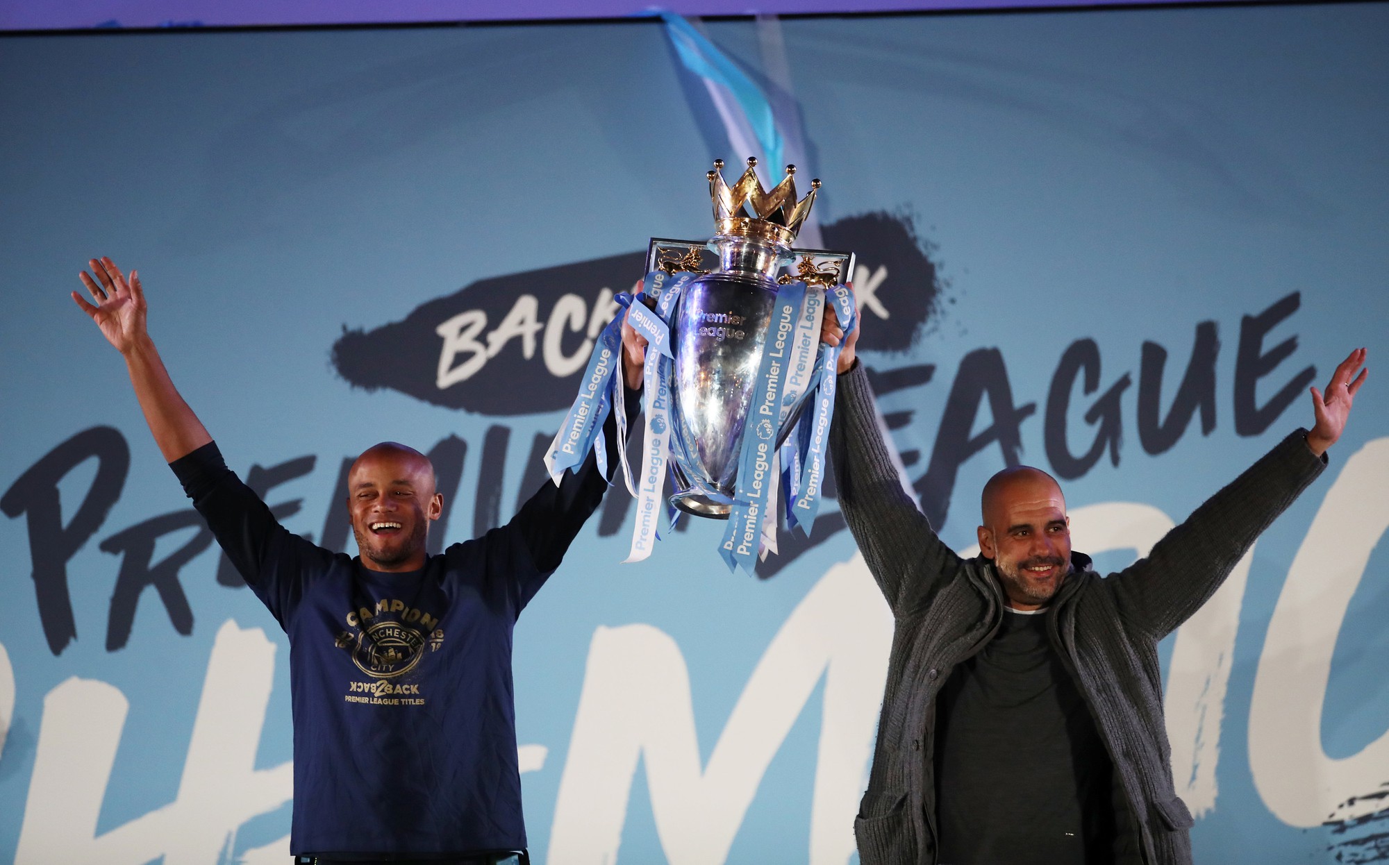 Tưng bừng đêm đăng quang, Man City rước cúp về Etihad - Ảnh 20.