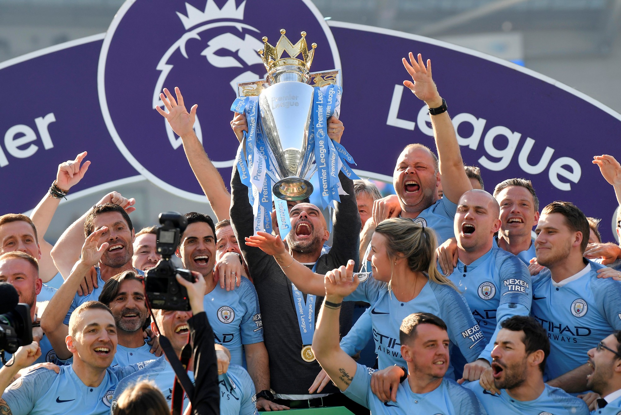 Tưng bừng đêm đăng quang, Man City rước cúp về Etihad