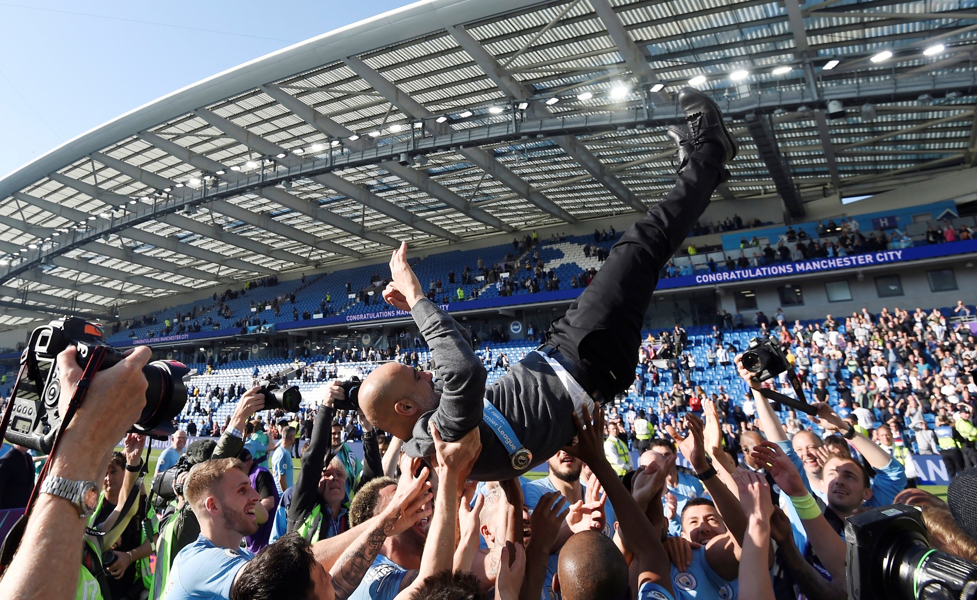 Tưng bừng đêm đăng quang, Man City rước cúp về Etihad - Ảnh 12.