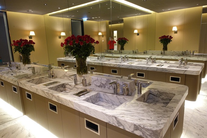 Ph&ograve;ng chờ như kh&aacute;ch sạn 5 sao trong s&acirc;n bay lớn nhất thế giới - Ảnh 11.