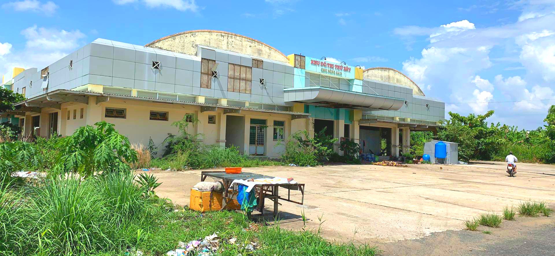 L&agrave;m dự &aacute;n khu đ&ocirc; thị h&agrave;ng trăm tỉ đồng rồi để lau sậy mọc um t&ugrave;m - Ảnh 1.