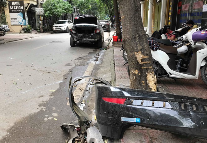 Ôtô tông liên hoàn trên phố, 2 mẹ con đi xe máy gặp nạn - Ảnh 2.