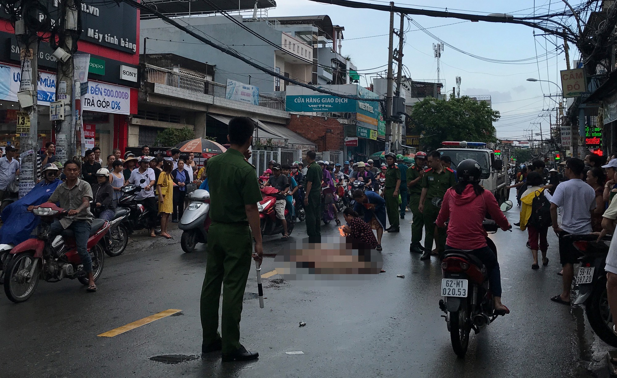TP HCM: Va chạm xe tải, thiếu nữ tử vong thương tâm