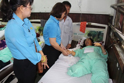 Long An: Thăm hỏi, động viên công nhân bị tai nạn giao thông - Ảnh 1.
