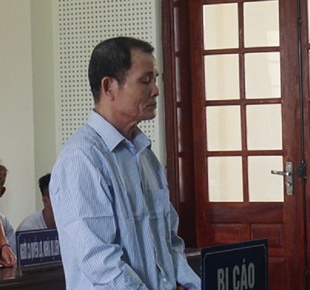 Sau 2 cữ rượu, người đàn ông 60 tuổi về nhà đánh vợ, đâm chết con trai - Ảnh 1.