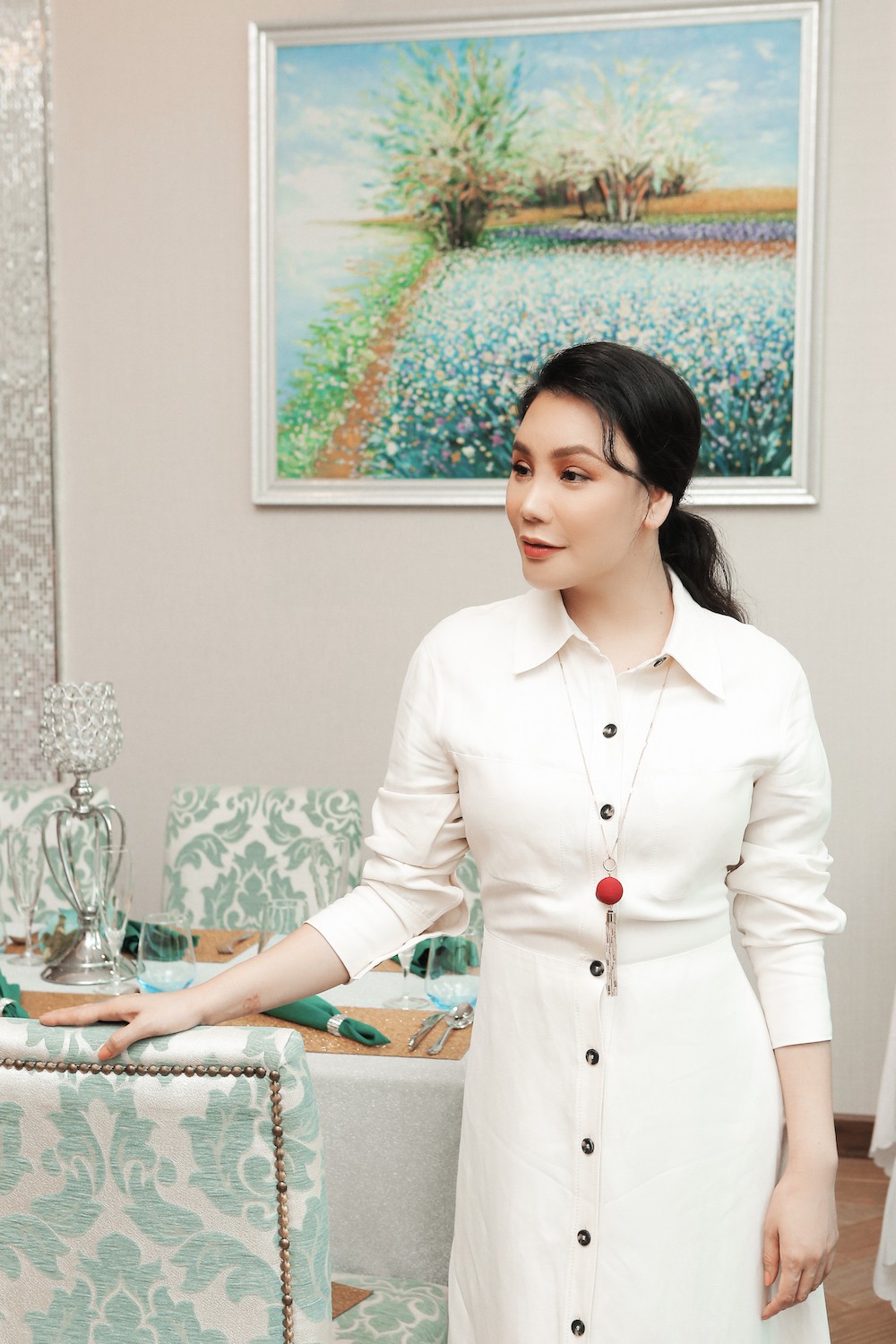 Nhan sắc khác lạ của Hồ Quỳnh Hương - Ảnh 1.