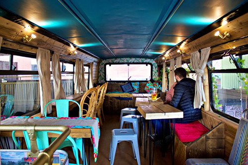 Tiệm bánh mì Việt trong xe buýt hai tầng ở Anh - Ảnh 5.