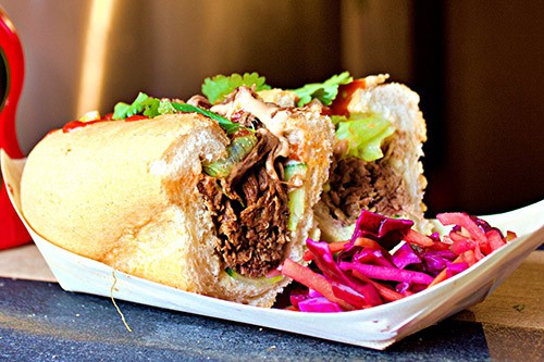 Tiệm bánh mì Việt trong xe buýt hai tầng ở Anh - Ảnh 8.