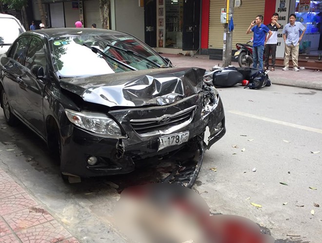 Ôtô tông liên hoàn trên phố, 2 mẹ con đi xe máy gặp nạn