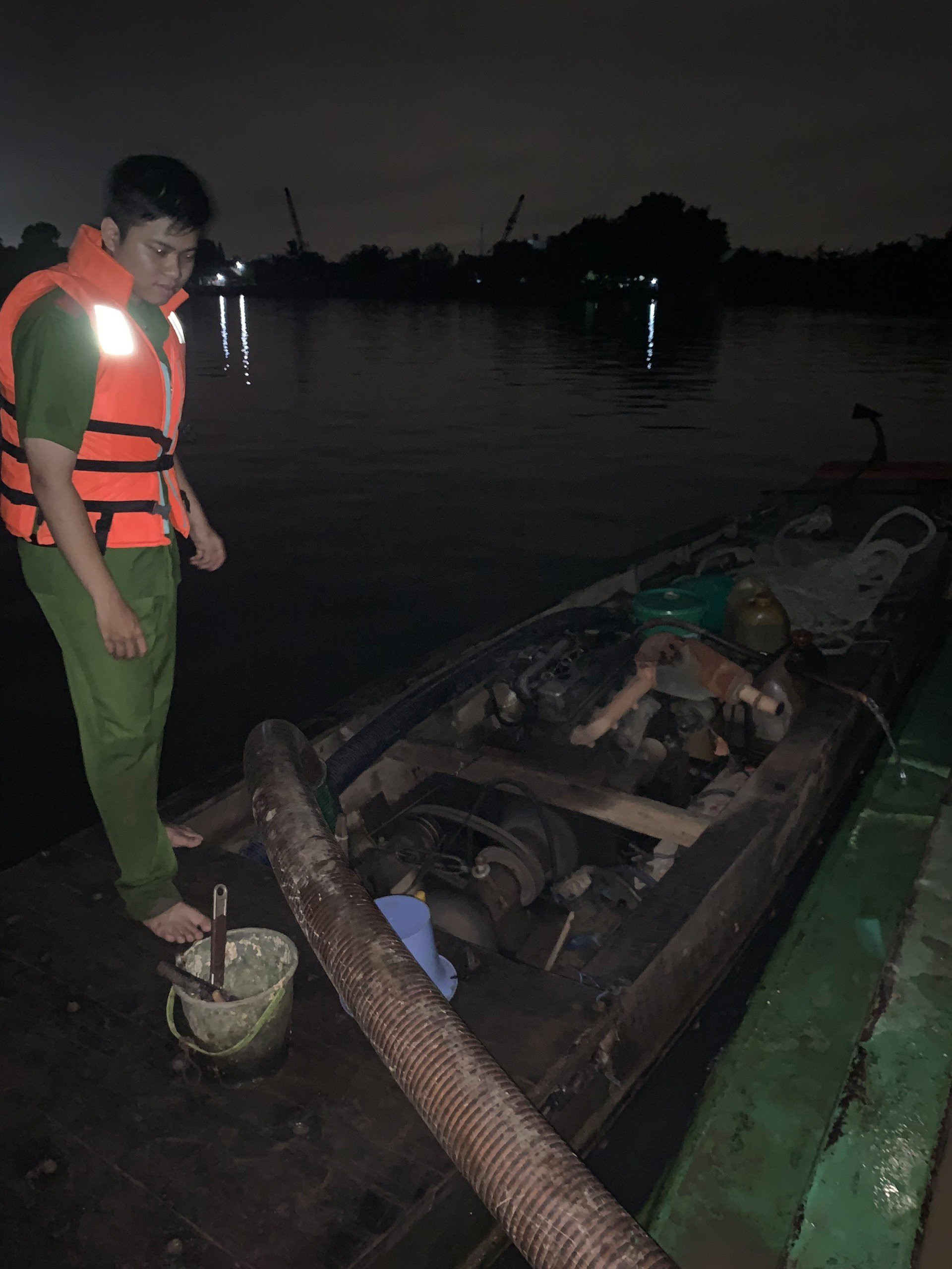CSGT nổ s&uacute;ng bắt hai c&aacute;t tặc &acirc;m mưu nhấn ch&igrave;m s&agrave; lan tr&ecirc;n s&ocirc;ng Đồng Nai - Ảnh 3.
