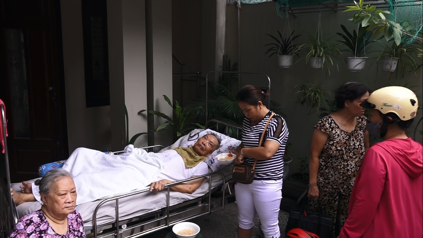 Cứu cụ ông bị liệt ra khỏi đám cháy ở tầng 2