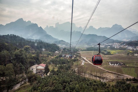 Đi c&aacute;p treo d&agrave;i 7.500 m v&agrave; leo 999 bậc thang để đến cổng trời - Ảnh 1.