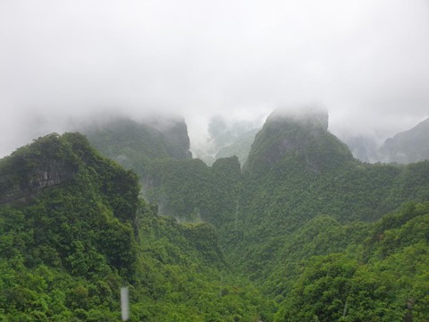 Đi c&aacute;p treo d&agrave;i 7.500 m v&agrave; leo 999 bậc thang để đến cổng trời - Ảnh 2.