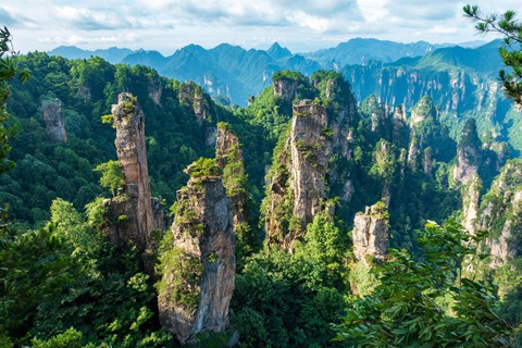 Đi c&aacute;p treo d&agrave;i 7.500 m v&agrave; leo 999 bậc thang để đến cổng trời - Ảnh 11.