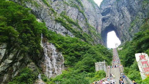 Đi c&aacute;p treo d&agrave;i 7.500 m v&agrave; leo 999 bậc thang để đến cổng trời - Ảnh 4.