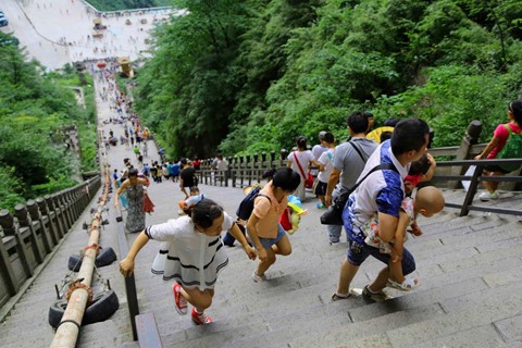 Đi c&aacute;p treo d&agrave;i 7.500 m v&agrave; leo 999 bậc thang để đến cổng trời - Ảnh 5.