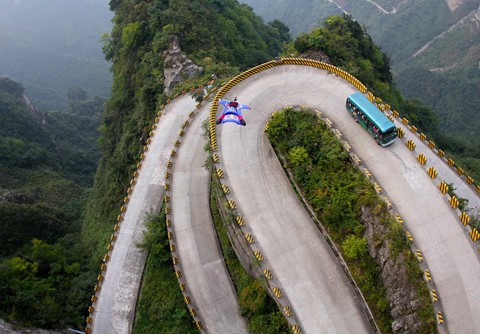 Đi cáp treo dài 7.500 m và leo 999 bậc thang để đến cổng trời