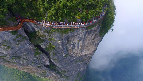 Đi c&aacute;p treo d&agrave;i 7.500 m v&agrave; leo 999 bậc thang để đến cổng trời - Ảnh 8.