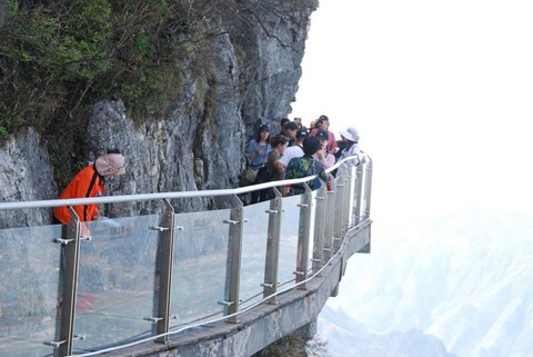 Đi c&aacute;p treo d&agrave;i 7.500 m v&agrave; leo 999 bậc thang để đến cổng trời - Ảnh 9.