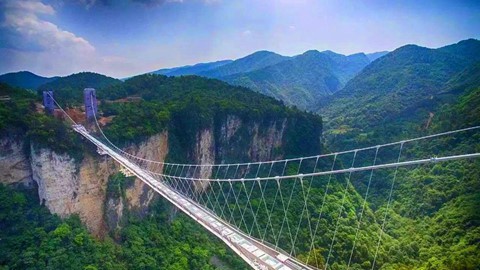 Đi c&aacute;p treo d&agrave;i 7.500 m v&agrave; leo 999 bậc thang để đến cổng trời - Ảnh 10.
