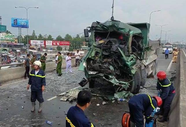 Tai nạn kinh hoàng giữa xe ben và xe tải trên cầu vượt An Sương