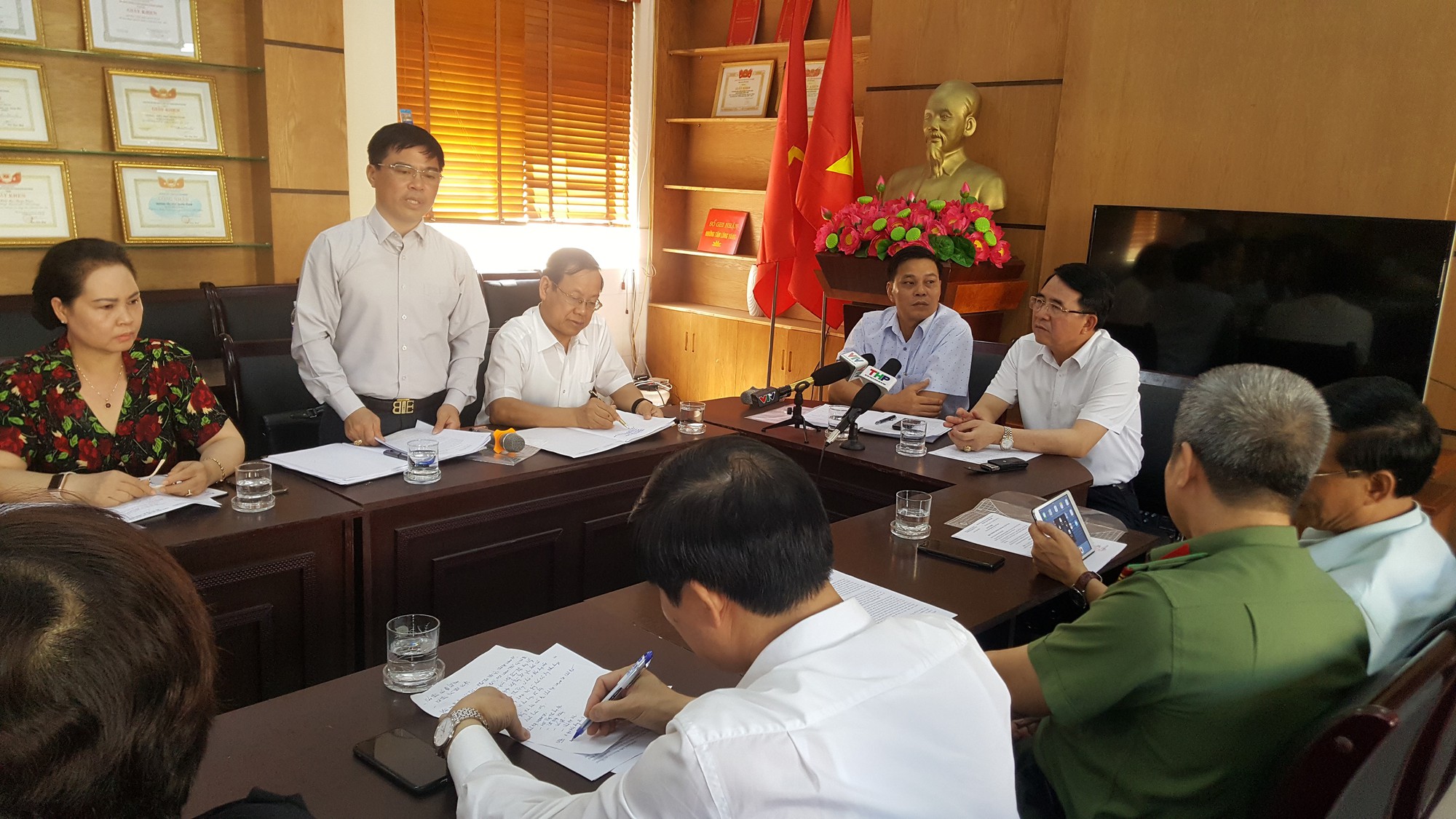 Chủ tịch TP Hải Phòng chỉ đạo khẩn vụ 2 giáo viên dùng đòn roi với hàng loạt học sinh - Ảnh 2.