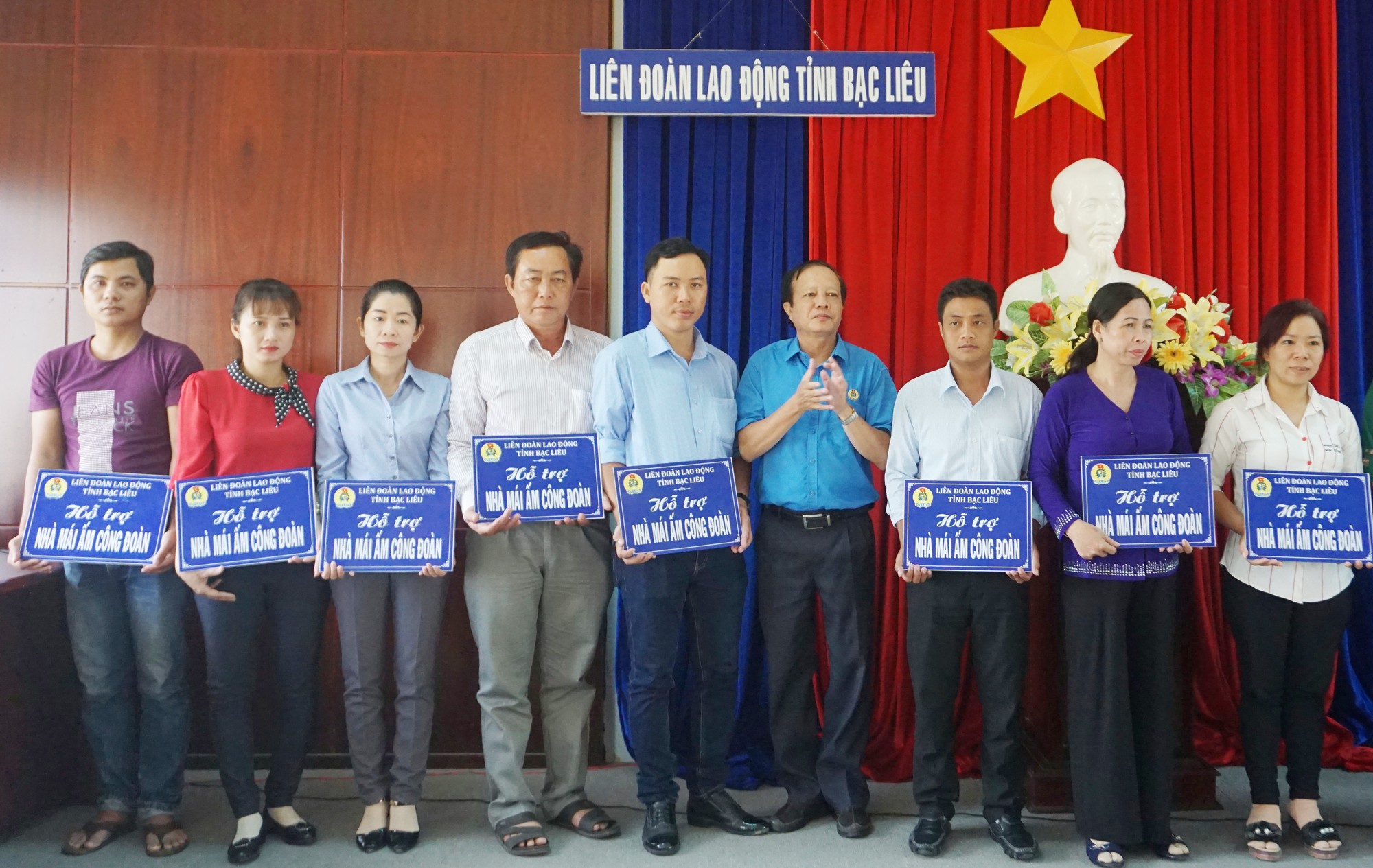 Trao 11 M&aacute;i ấm C&ocirc;ng đo&agrave;n cho đo&agrave;n vi&ecirc;n kh&oacute; khăn - Ảnh 1.