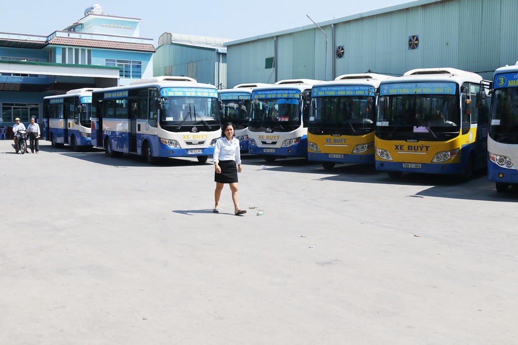 Kh&aacute;nh H&ograve;a: Bị o &eacute;p, h&agrave;ng chục t&agrave;i xế, nh&acirc;n vi&ecirc;n xe bu&yacute;t ngừng việc đ&ograve;i quyền lợi - Ảnh 1.
