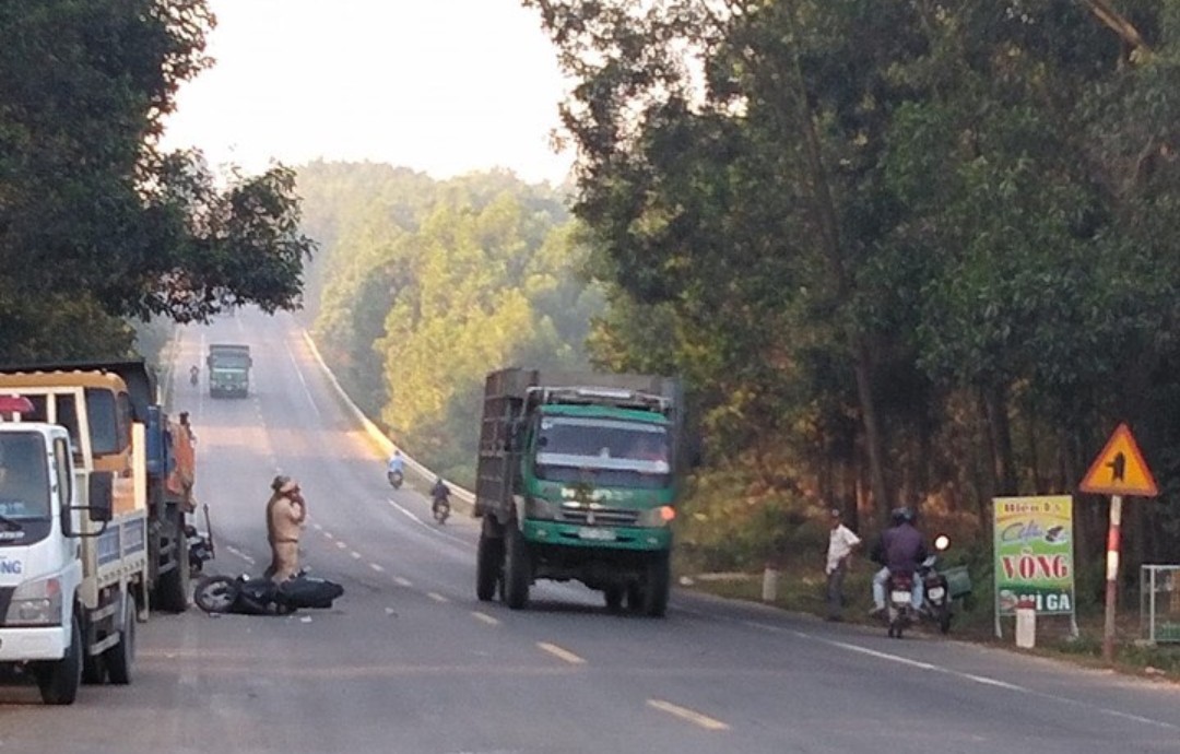 Xe máy tông xe tải, 2 nam thanh niên trọng thương