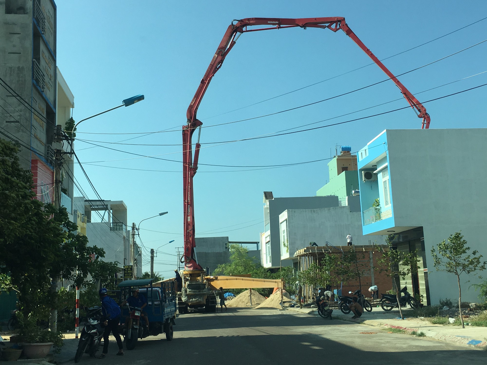Ngang nhiên chắn hết lòng đường nội thành Quy Nhơn để bơm bê tông