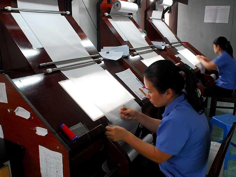 &lsquo;Muốn tăng tuổi hưu, xin mời ngồi may một ng&agrave;y&rsquo; - Ảnh 2.