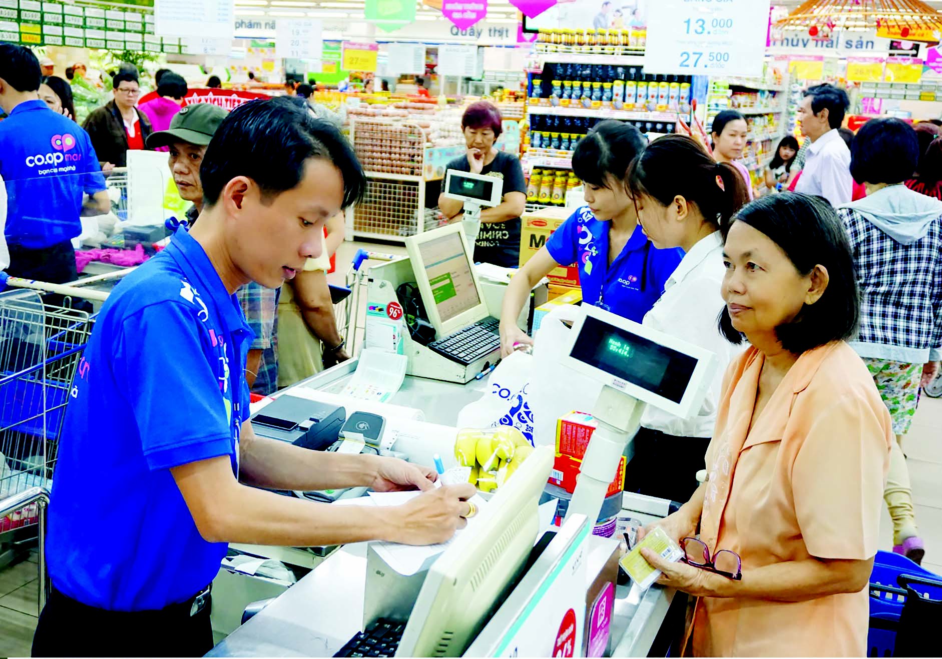 Nhiều ưu đ&atilde;i cho kh&aacute;ch h&agrave;ng khi mua sắm cuối tuần - Ảnh 1.