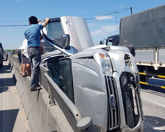 Lao vào dải phân cách, ôtô 7 chỗ dập nát, 3 người mắc kẹt